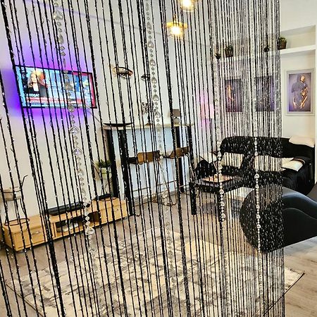 Tantra Studio 1 Conta Universitate Bukarest Eksteriør billede